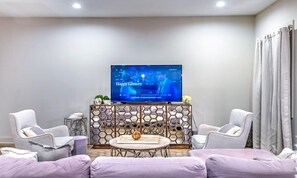 Una televisión, una oficina