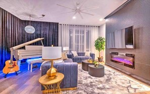 Télévision, cheminée, espaces bureaux