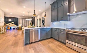 Réfrigérateur, micro-ondes, four, lave-vaisselle