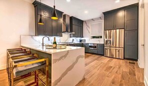 Fridge, microwave, oven, dishwasher - Lux Party! 21 beds! Rooftop Pool Table/Hot Tub! (Nashville)