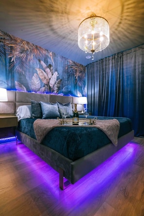 Interior - Lux Party! 21 beds! Rooftop Pool Table/Hot Tub! (Nashville)