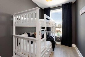 8 bedrooms, iron/ironing board, WiFi, bed sheets - 2 Lux Homes, 8 bedrooms/28 beds! Baller Game Room (Nashville)