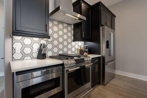 Fridge, microwave, oven, stovetop - 2 Lux Homes, 8 bedrooms/28 beds! Baller Game Room (Nashville)