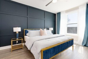 8 bedrooms, iron/ironing board, WiFi, bed sheets - 2 Lux Homes, 8 bedrooms/28 beds! Baller Game Room (Nashville)