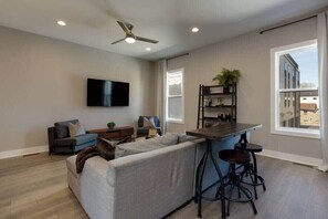 テレビ、書斎 / ワークスペース