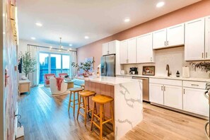 Interior - Lux. Dolly’s Dream! Lux Home on Main St! 11 beds! (Nashville)