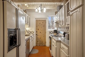 Fridge, microwave, oven, stovetop - Casa Alto | Cozy Santa Fe Retreat (Santa Fe)