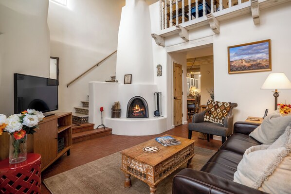 TV, fireplace - Casa Alto | Cozy Santa Fe Retreat (Santa Fe)