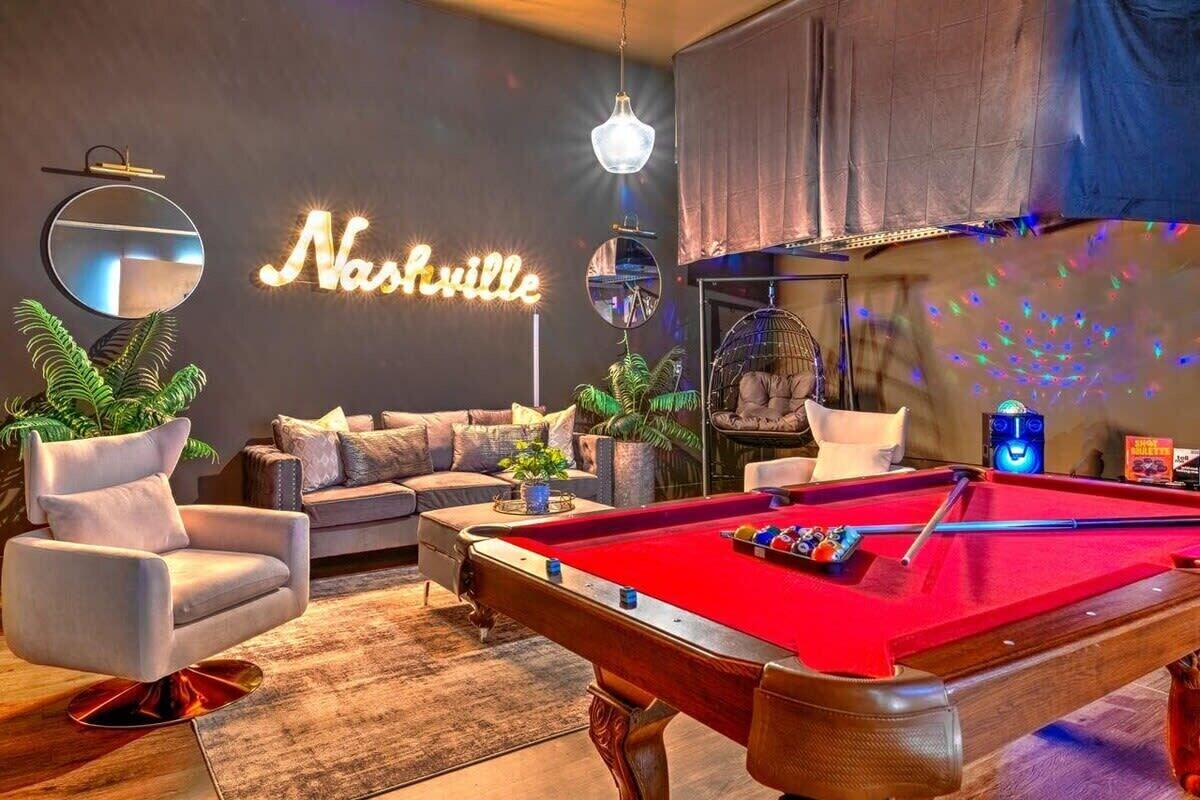 Great 4 Large Groups! 11 Beds! Rooftop Deck!