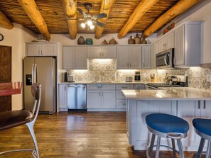 冷蔵庫、電子レンジ、オーブン、コンロ