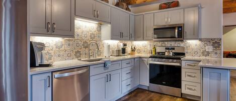 Kühlschrank, Mikrowelle, Ofen, Herdplatte