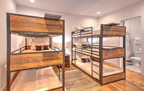 4 bedrooms, iron/ironing board, WiFi, bed sheets - Large Luxury Home• 13 Beds • Pool Table • Rooftop! (Berry Hill)