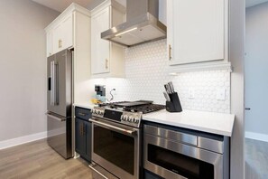 冷蔵庫、電子レンジ、オーブン、コンロ