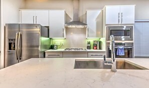 Herdplatte, Wasserkocher mit Kaffee-/Teezubehör