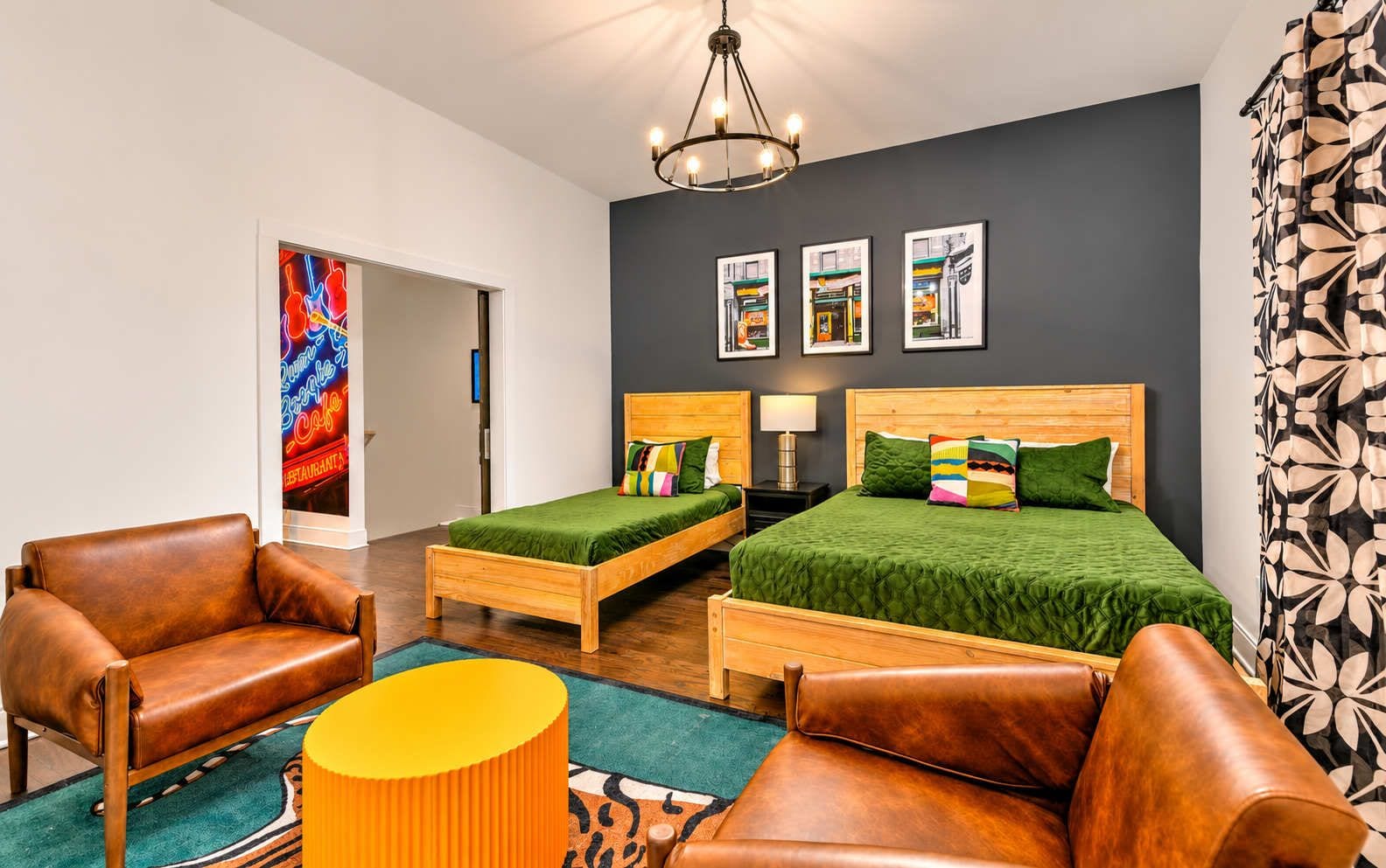 Une chambre d’hôtel comprenant un lit, deux tables de chevet, une lampe, une chaise et un canapé.