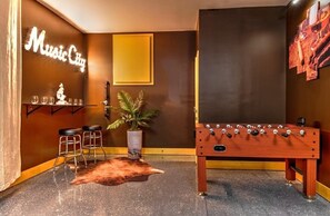 Game room - Luxury Home Amazing Rooftop 11 Beds Pool Table! (Nashville)