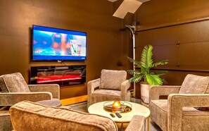 Interior - Luxury Home Amazing Rooftop 11 Beds Pool Table! (Nashville)