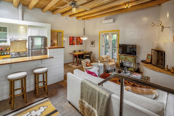 Smart TV, fireplace - Frida’s Gallery | Historic Charm (Santa Fe)