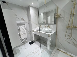 Bruser, hårtørrer, håndklæder, Sæbe