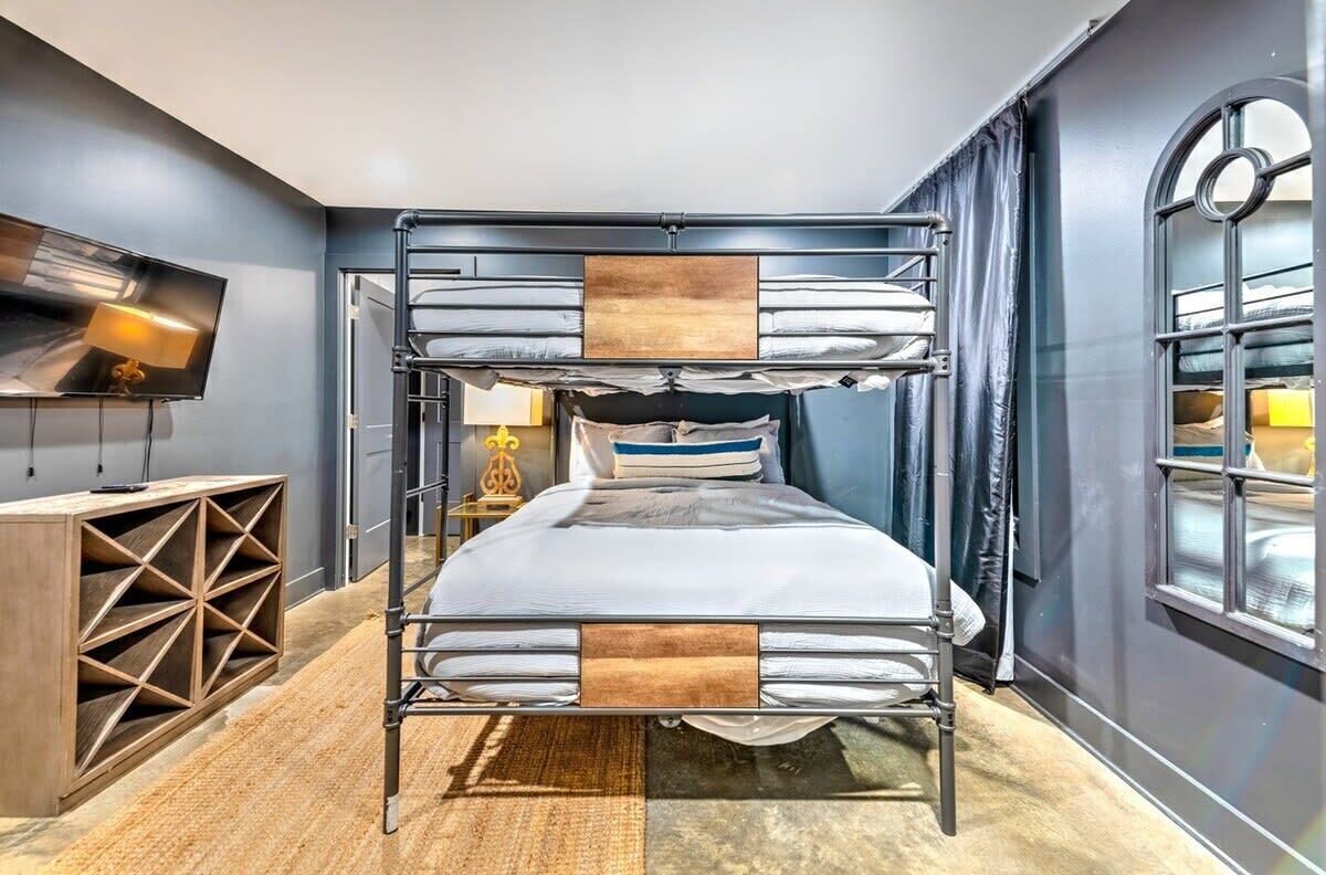 4 bedrooms, iron/ironing board, WiFi