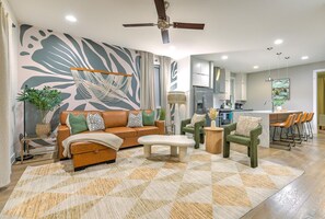 TV, offices - Huge Luxury Downtown Home 2 Rooftop Decks 12 Beds (Nashville)