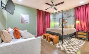 4 bedrooms, iron/ironing board, WiFi, bed sheets - Huge Luxury Downtown Home 2 Rooftop Decks 12 Beds (Nashville)