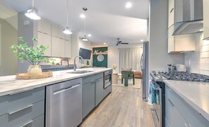 Fridge, microwave, oven, stovetop - Huge Luxury Downtown Home 2 Rooftop Decks 12 Beds (Nashville)