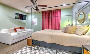 4 bedrooms, iron/ironing board, WiFi, bed sheets - Huge Luxury Downtown Home 2 Rooftop Decks 12 Beds (Nashville)