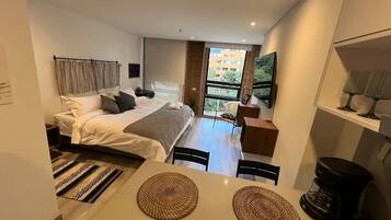 1 habitación, caja de seguridad en la habitación y escritorio