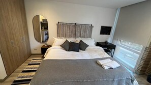 1 chambre, coffre-fort, bureau, fer et planche à repasser