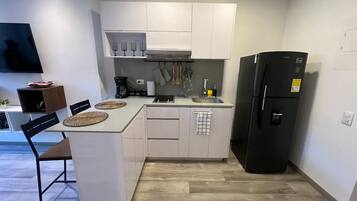 Refrigerador, microondas, horno y parrilla de estufa