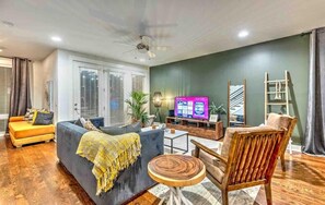 TV, offices - New Luxury Home! 10 Beds! Baller game room! (Nashville)