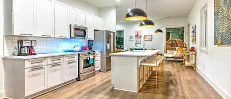 Réfrigérateur, micro-ondes, cafetière/bouilloire