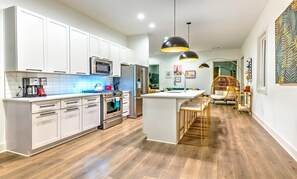 Kühlschrank, Mikrowelle, Wasserkocher mit Kaffee-/Teezubehör