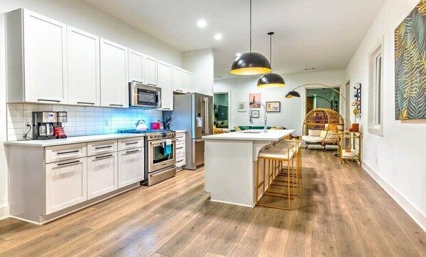 ثلاجة، ميكروويف، ماكينة لصنع القهوة/الشاي، مستلزمات طهي/أطباق/أوعية