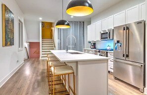 Kühlschrank, Mikrowelle, Wasserkocher mit Kaffee-/Teezubehör