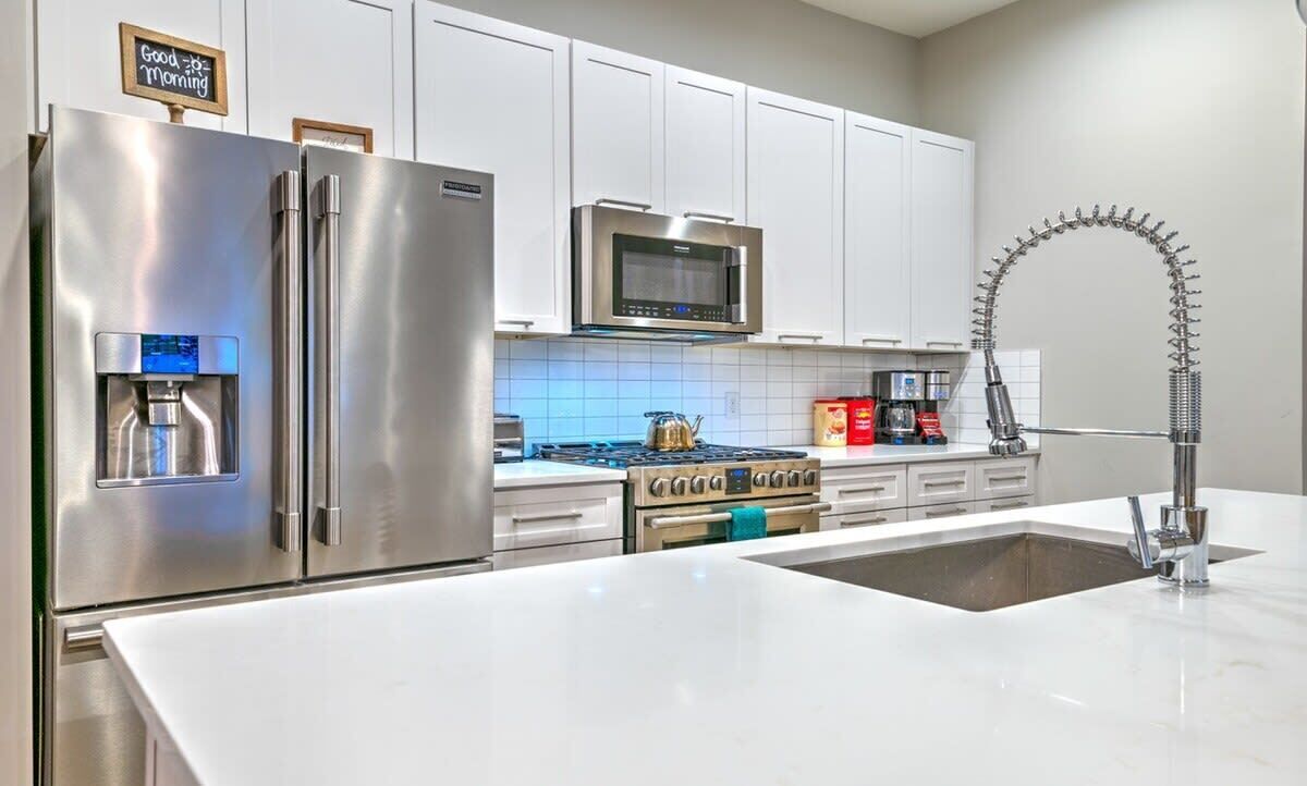 Refrigerador, microondas, horno y parrilla de estufa 