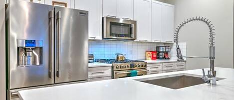 Réfrigérateur, micro-ondes, four, plaque de cuisson