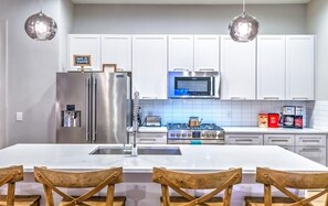 Frigorifero, microonde, forno, piano cottura