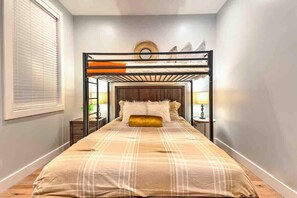 4 bedrooms, iron/ironing board, WiFi, bed sheets - Lux Home • 13 Beds • Walk 2 Restaurants • Rooftop (Berry Hill)