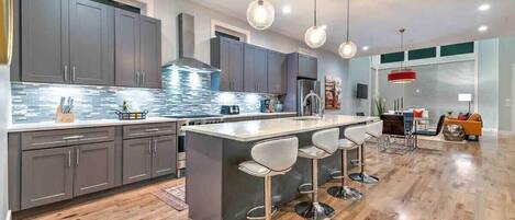 Réfrigérateur, micro-ondes, four, plaque de cuisson