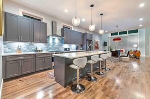 Fridge, microwave, oven, stovetop - Lux Home • 13 Beds • Walk 2 Restaurants • Rooftop (Berry Hill)