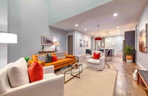 TV, offices - Lux Home • 13 Beds • Walk 2 Restaurants • Rooftop (Berry Hill)