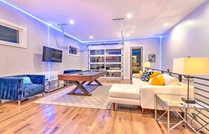 TV, offices - Lux Home • 13 Beds • Walk 2 Restaurants • Rooftop (Berry Hill)