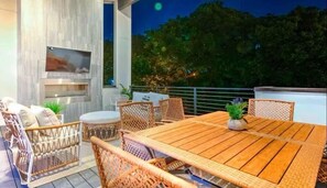 Outdoor dining - Lux Home • 13 Beds • Walk 2 Restaurants • Rooftop (Berry Hill)