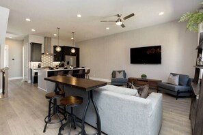 TV, fireplace, offices - New 4 Bed 4 Bath w 14 BEDS and Rooftop! Huge Space (Nashville)