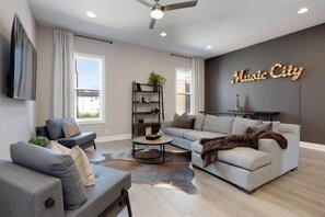 TV, fireplace, offices - New 4 Bed 4 Bath w 14 BEDS and Rooftop! Huge Space (Nashville)