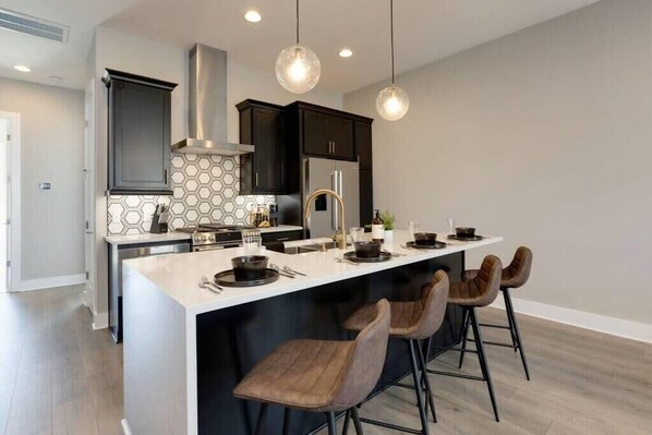 Fridge, microwave, oven, stovetop - New 4 Bed 4 Bath w 14 BEDS and Rooftop! Huge Space (Nashville)