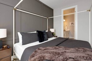 4 bedrooms, iron/ironing board, WiFi, bed sheets - New 4 Bed 4 Bath w 14 BEDS and Rooftop! Huge Space (Nashville)