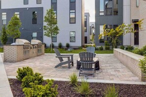 Outdoor dining - New 4 Bed 4 Bath w 14 BEDS and Rooftop! Huge Space (Nashville)